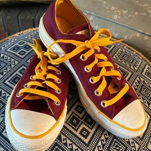 Converse All Star Low Top Sneakers Woman’s Size 7, Men’s Size 5- Like New!